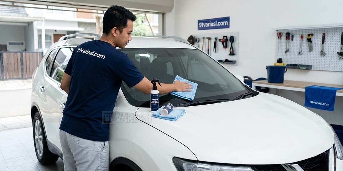 seorang pria sedah memoles kaca untuk Menghilangkan Jamur Kaca Mobil. 91 variasi
